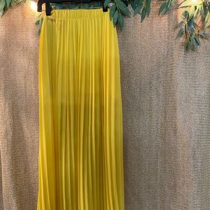 Yellow flowy skirt (little stain)|size small | $10